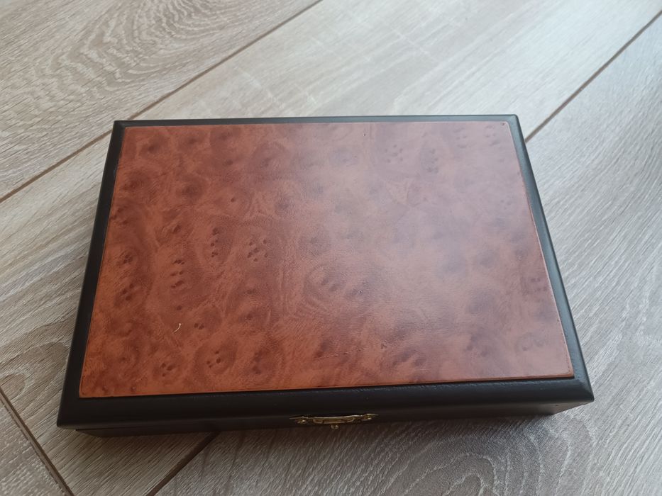 Чисто нов луксозен сет за вино в дървена кутия