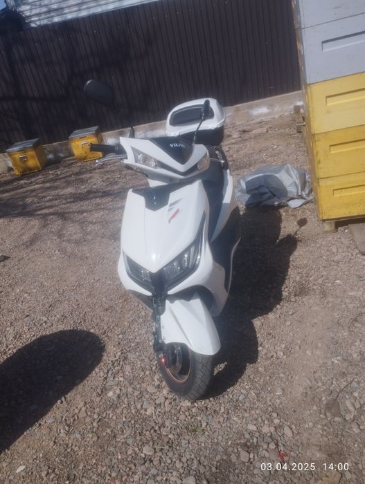 Скутер М8 белого цвета