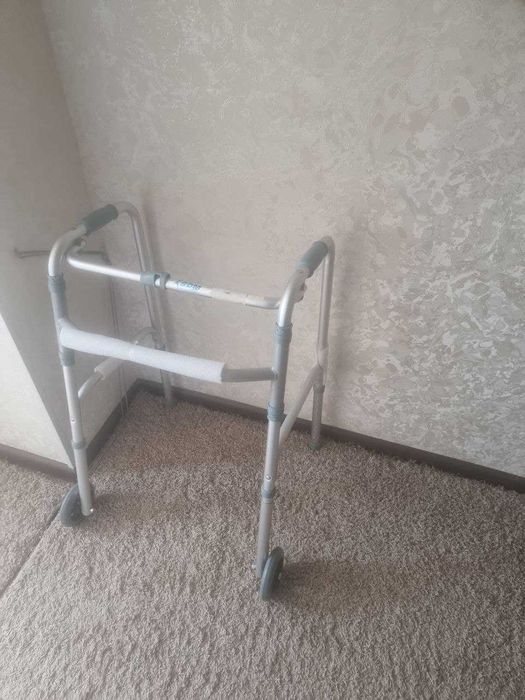 Ходунки для пожилых людей, с проблемами стопы