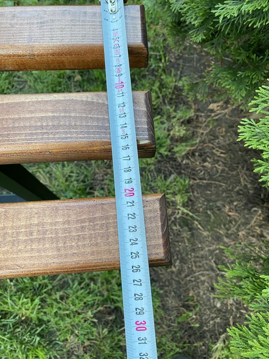 Пейка с метална основа и дърво