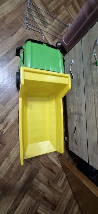 Продаётся большой грузовик.