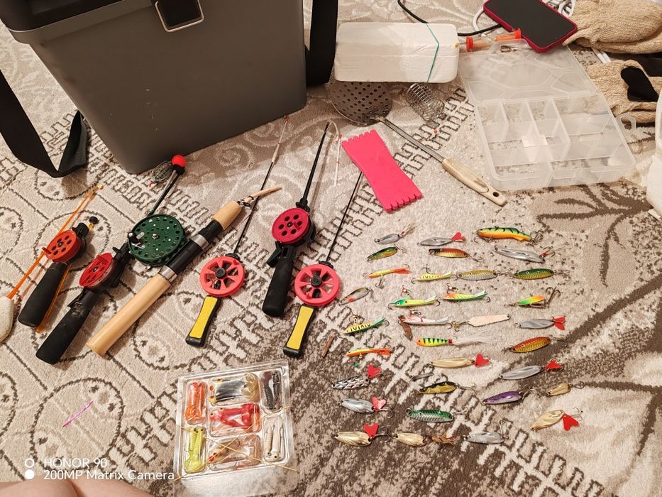 Продам рыбаловные снасти зимней