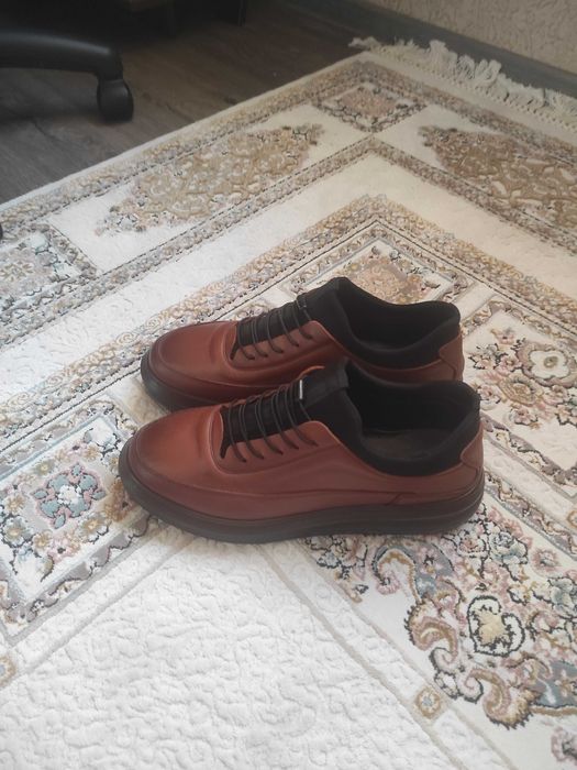 Кожаные туфли, спортивного типа.