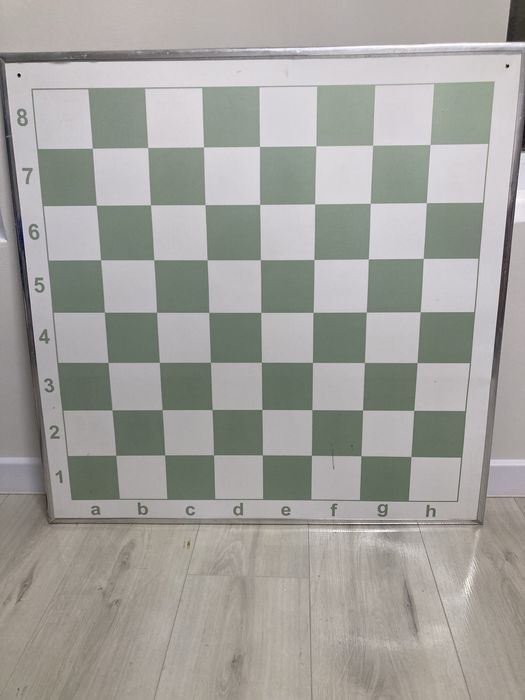 Шахматная доска, фигуры, часы