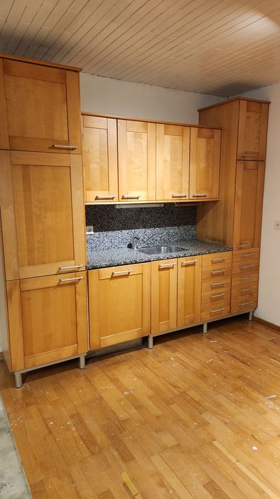 Mobilă bucătărie din lemn masiv cu electrocasnice Whirlpool