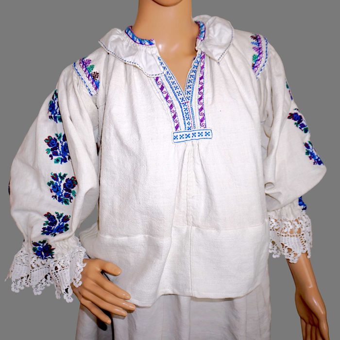 Costum popular vechi din Arad , ie veche , spacel si poale