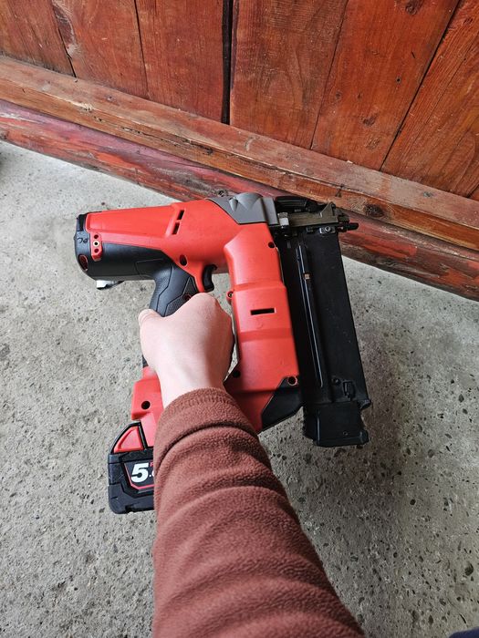 Pistol cuie Milwaukee M18 CN18GS Fuel