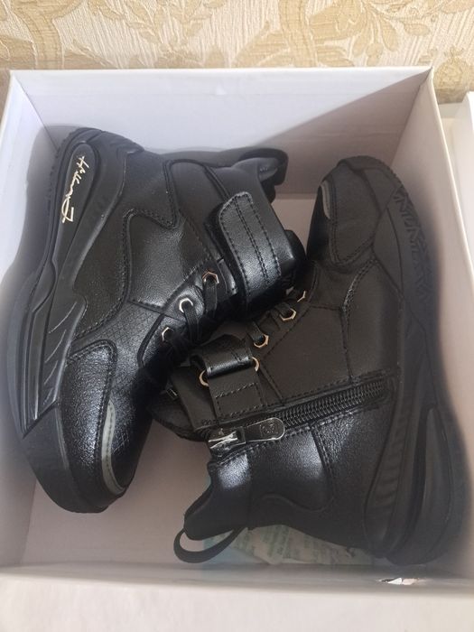 Срочно продам ботинки