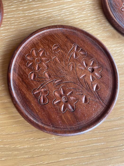 Дървени подложки за чаши, произведени в Индия