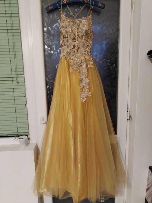 Абитуриентска рокля