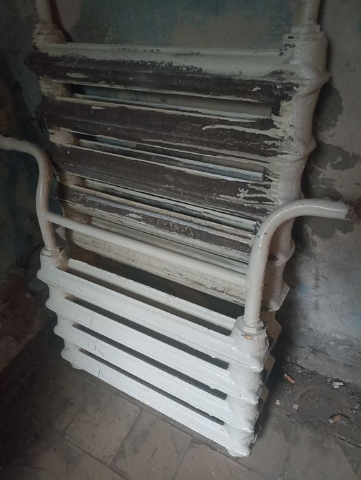 Продам чугунную батарею 8и4 секций