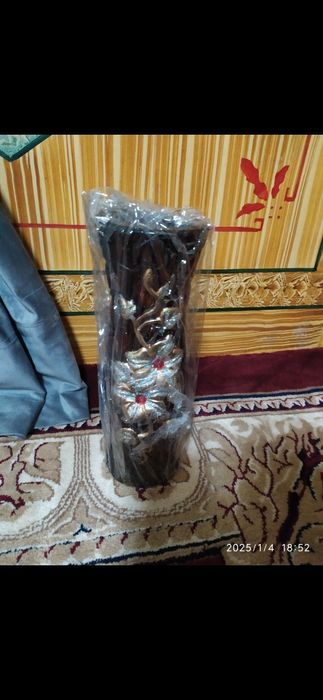 Новая декоративная ваза из гипса.