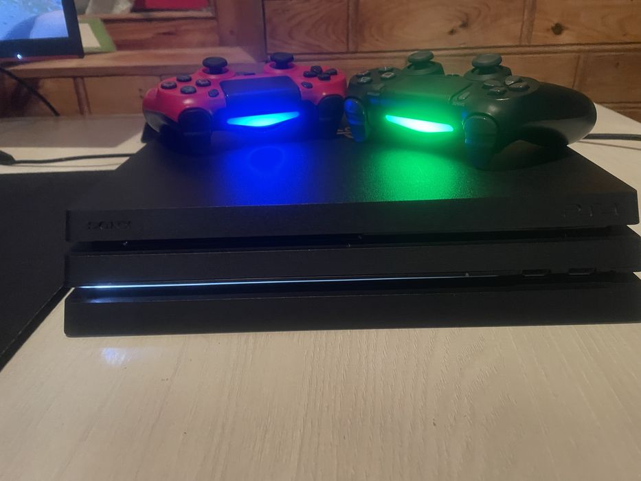 Playstation 4 pro плюс два геймпада