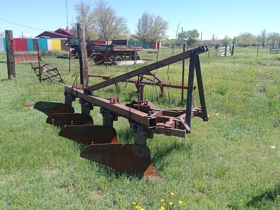 Трактор ДТ 75 с плугом