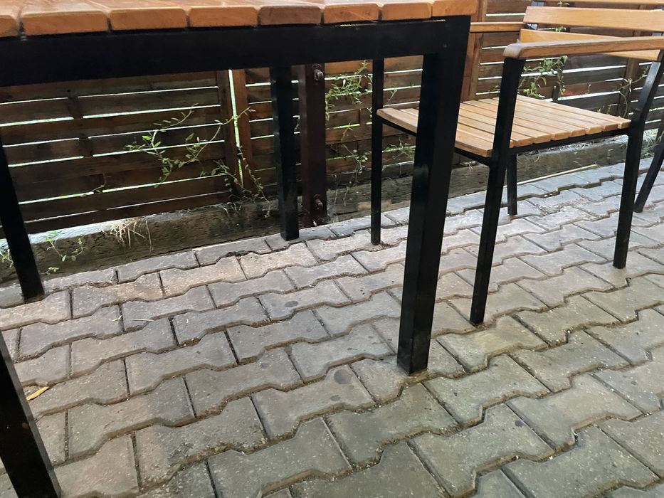 Masa plus 4 scaune foarte rezistente terasa/restaurant  structura meta