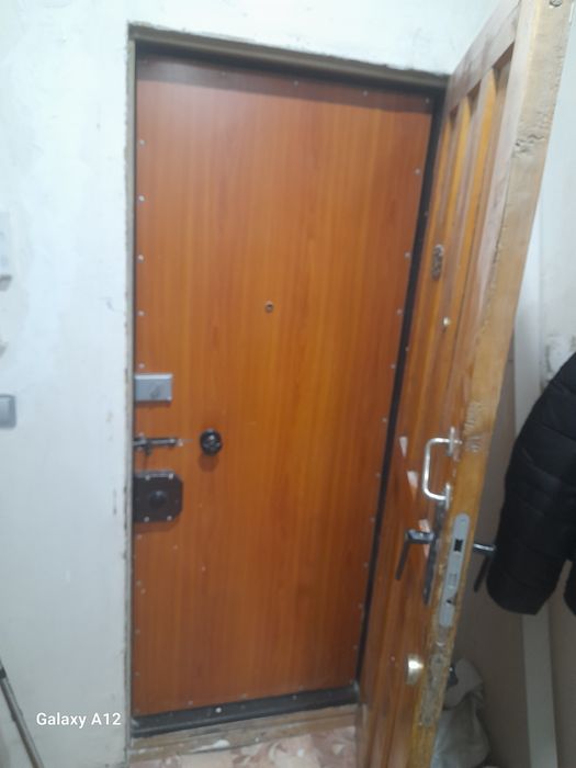 Железная дверь..