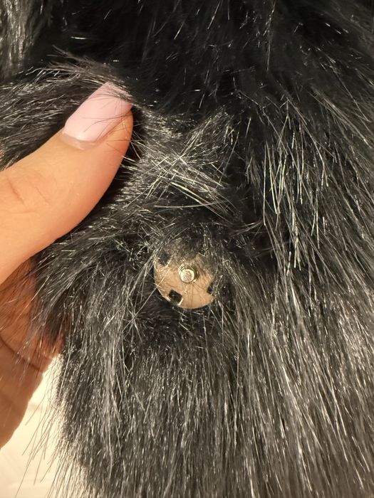 Черно пухено палто с закопчаване