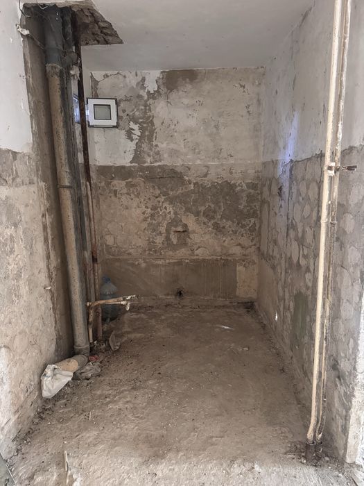 Vand apartament cu 3 camere,decomandat situat in centrul orasului,Slobozia.
