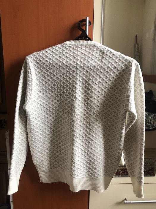 Белая кофта с узорами