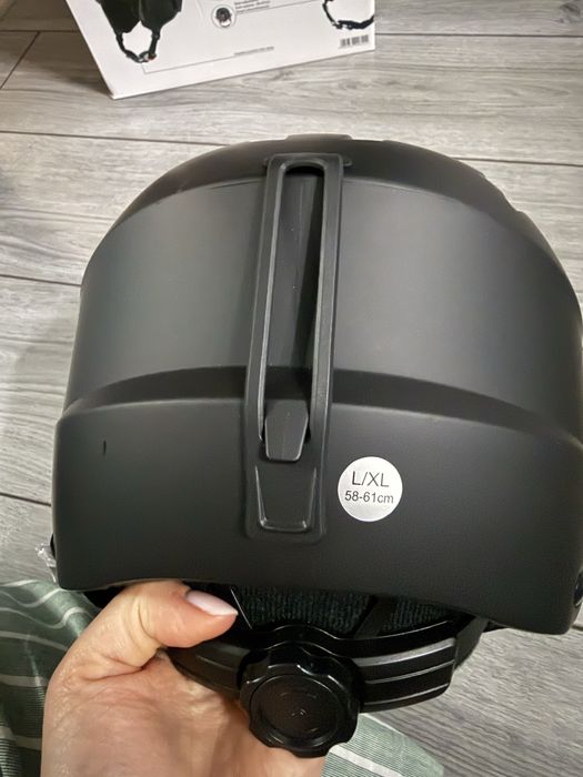 Каска за ски-нова