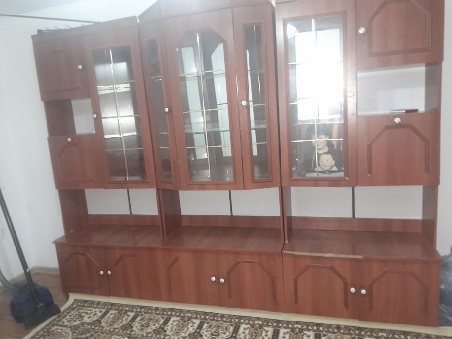 Гарнитур зала хорошой мебель на есть трешина стекло чуть сломана