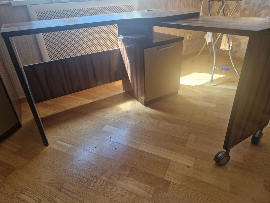 Продам угловой шкаф и парту