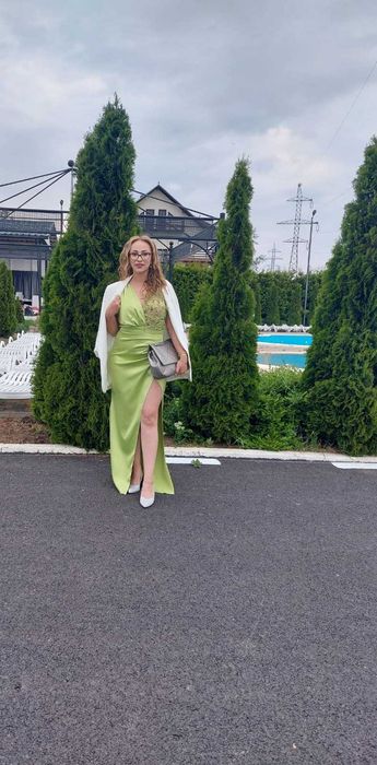 Vand rochiță purtata la o singura nuntă