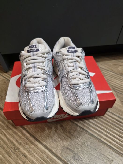 Дамски маратонки NIKE VOMERO 6