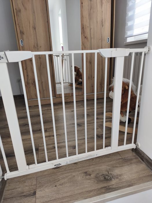 Poarta de protecție pentru copii sau animale.