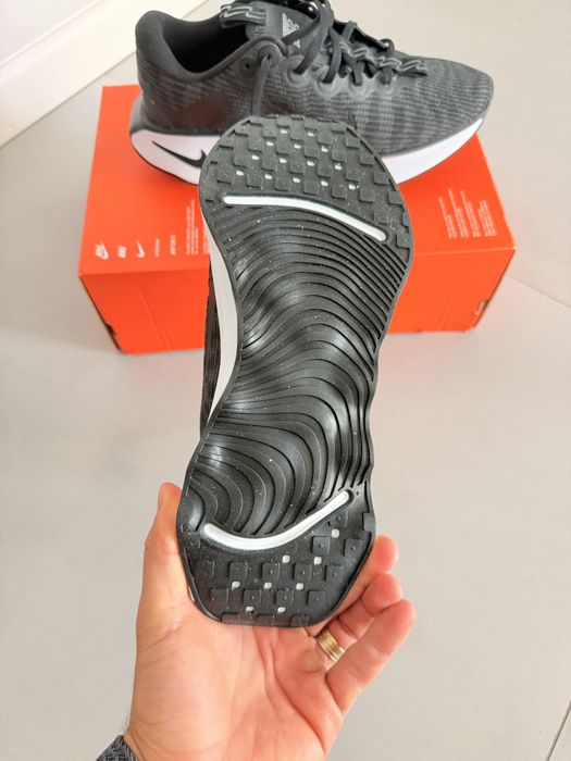 Nike Motiva Black White