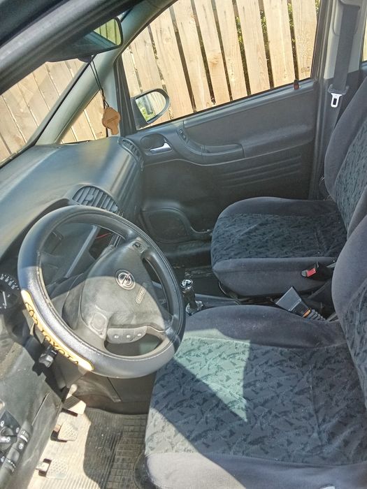Vând Opel zafira