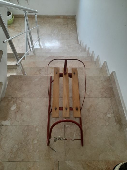 Детска шейна . Отлично състояние .