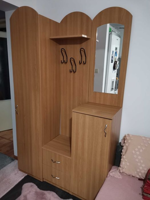 Cuier hol format din 3 corpuri, impecabil