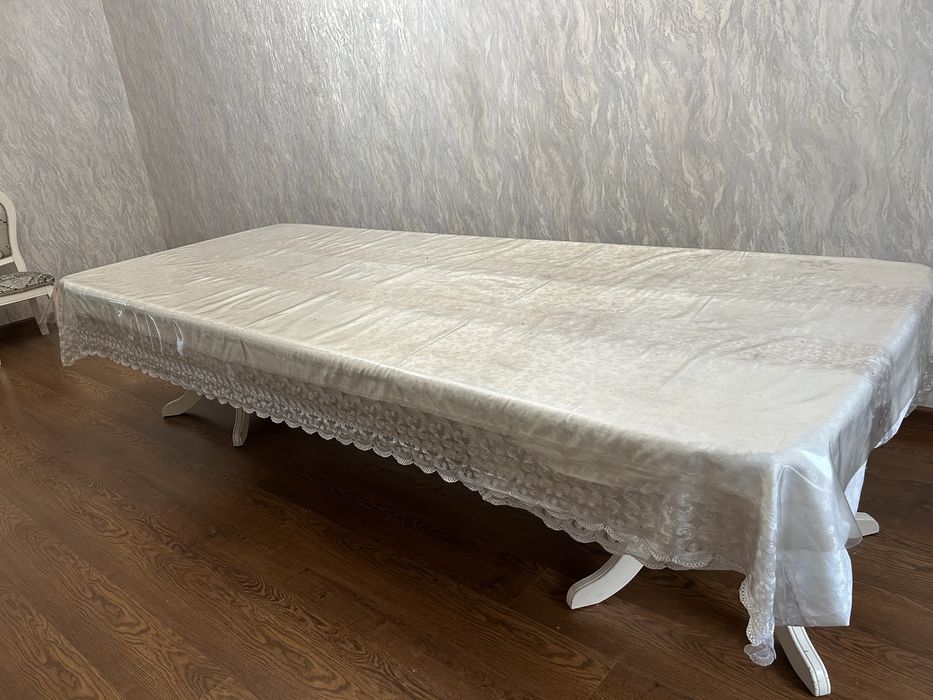 Продается стол гостиный