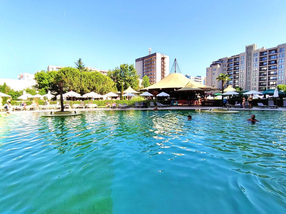 Зад Хотел Дюн на втора линия, Комплекс Royal Beach Barcelo с три басейна и голяма тераса