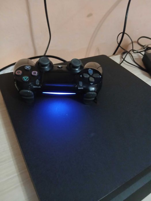 Продовам Ps 4 slim  с 7 игри