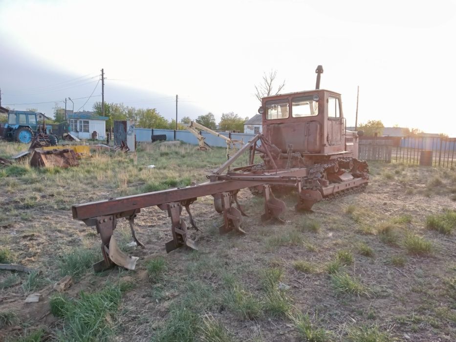 Трактор Т-4 с плугом 5-35