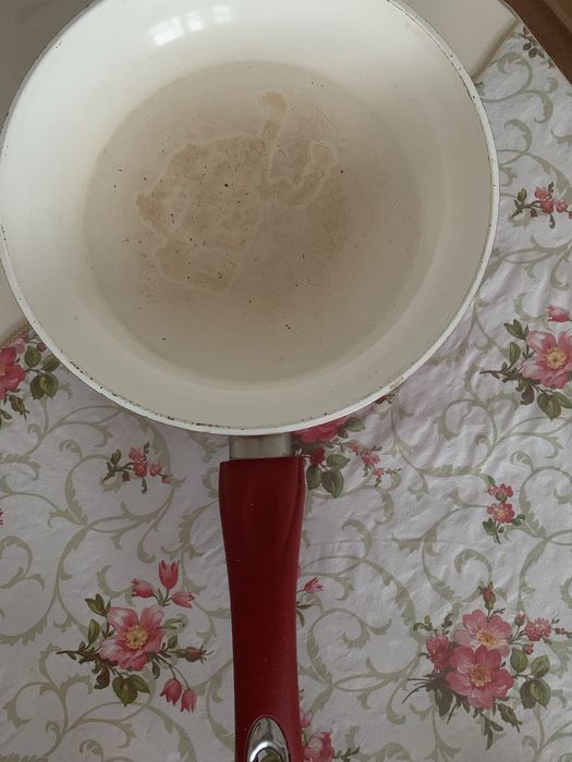 Сковородки, кастрюли.