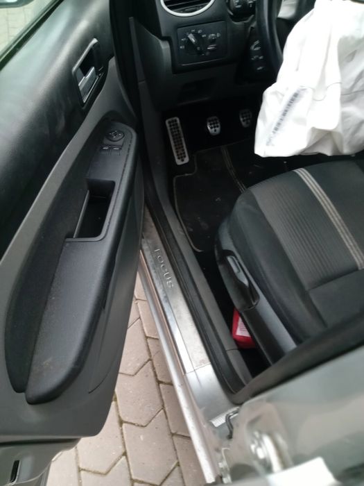 Ford Focus break benzina 1.6 an 2011 – avariat (ideal pentru reparații