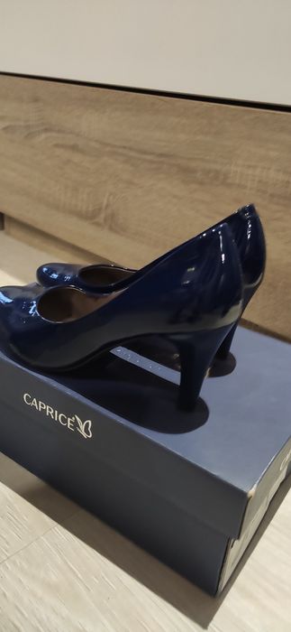 Нови обувки Caprice