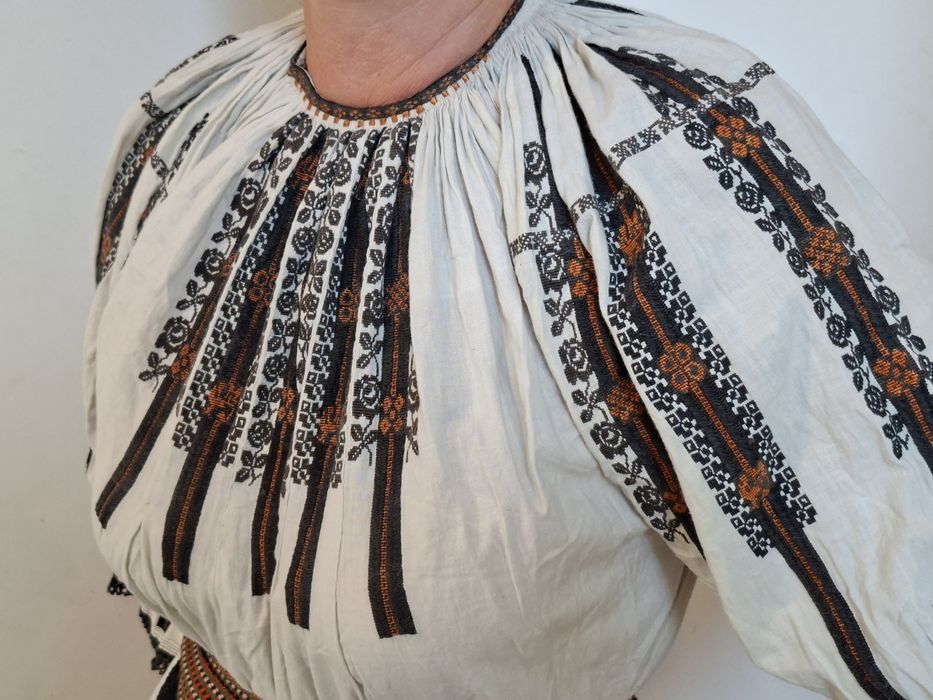 Vind costum popular