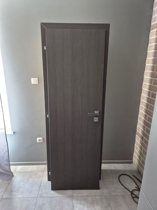 Врата с каса и панти