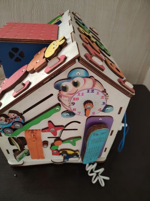 Продам бизи домик для малышей