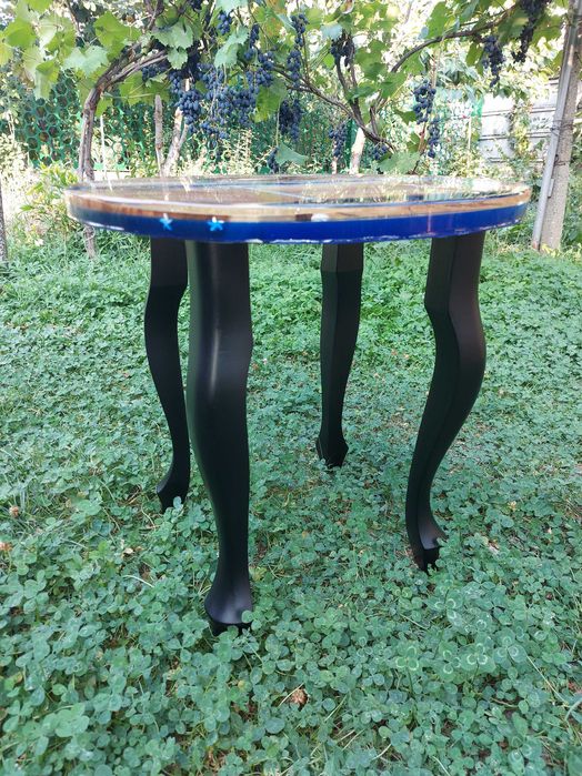 Masă handmade realizată din rășină epoxidică și lemn