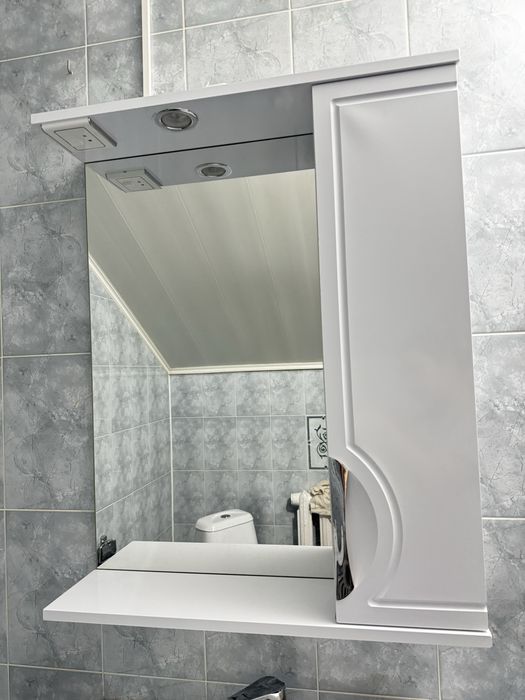 Продам шкаф зеркальный для туалета