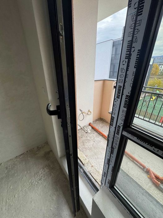 Двустаен апартамент кв.Остромила в цената партерен гараж