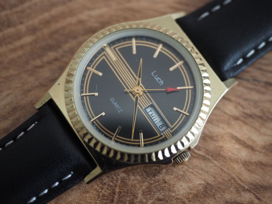 Ceas sovietic cu quartz Luch, curea nouă, cutie