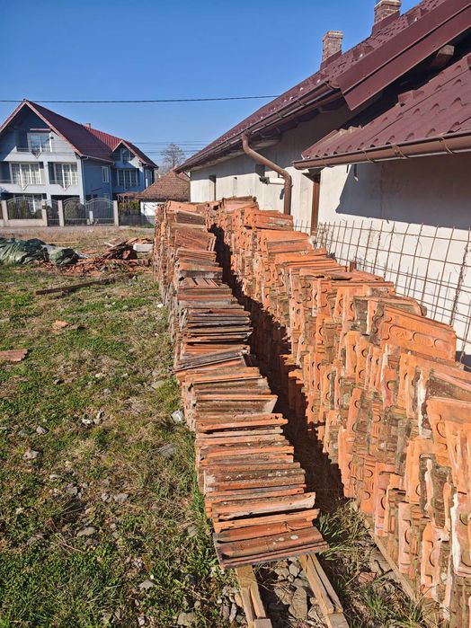 Vând tigla cu 4 colțuri