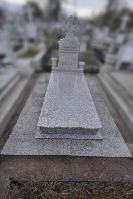 Monumente funerare din granit