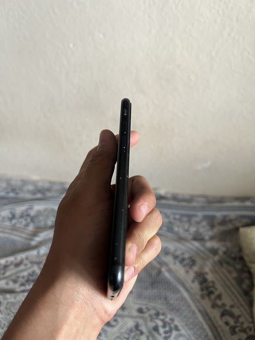IPhone Se 2020 aybi orqa krishka singan